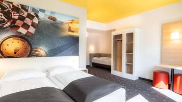 Escritorio, sistema de insonorización, wifi gratis y ropa de cama