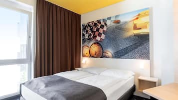 Escritorio, sistema de insonorización, wifi gratis y ropa de cama