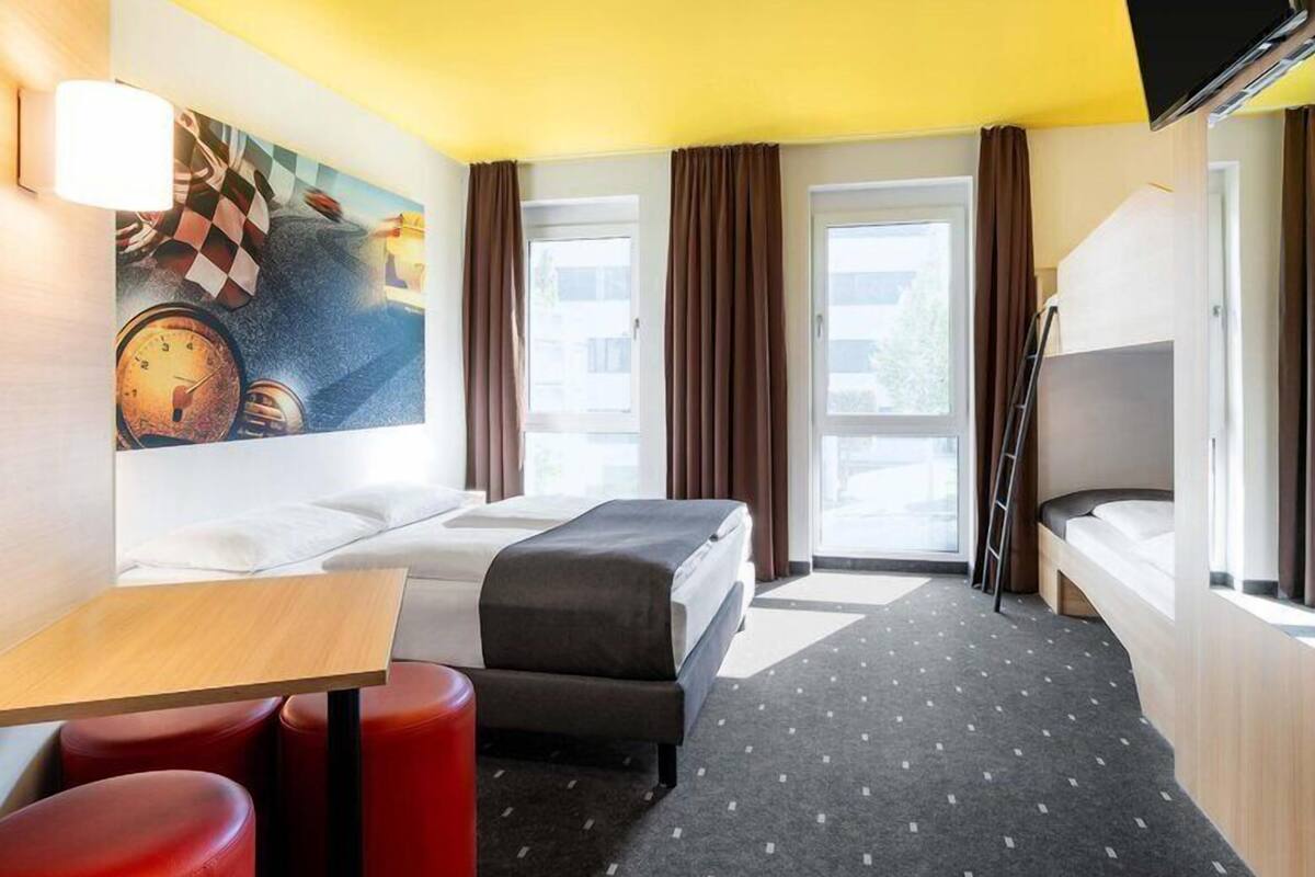 Quadruple Room | Desk, soundproofing, free WiFi, bed sheets
