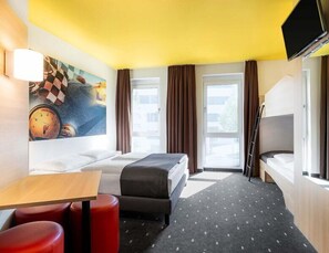 Quadruple Room | Desk, soundproofing, free WiFi, bed sheets - B&B Hotel Stuttgart-Zuffenhausen (Stuttgart)