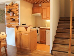 Frigorífico, microondas, placa de cocina y cafetera o tetera