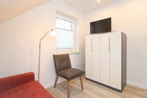 TV - Semi-detached house for up to 8 people between Norden and Norddeich (Norden)