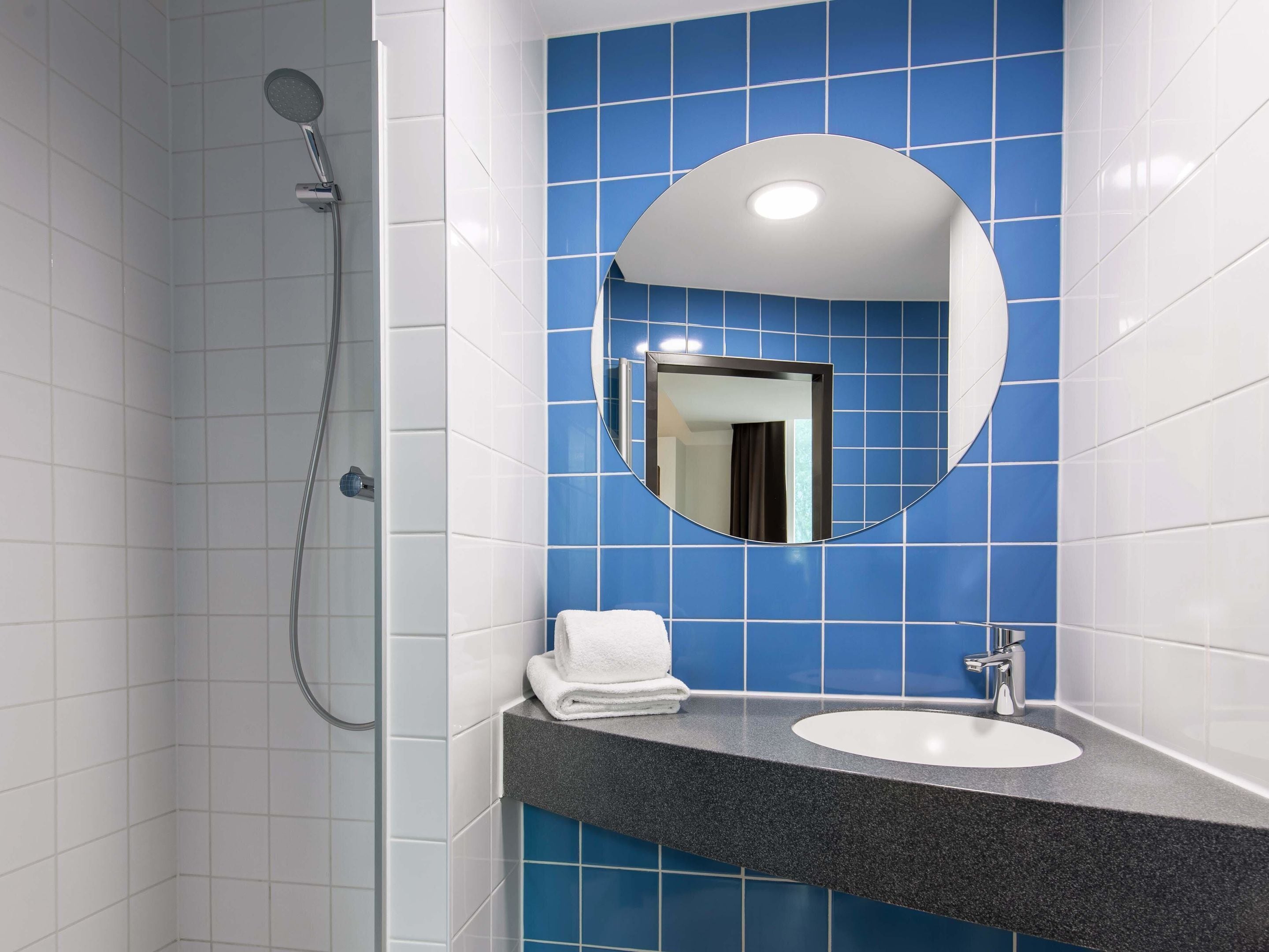 Douche, sèche-cheveux, serviettes fournies
