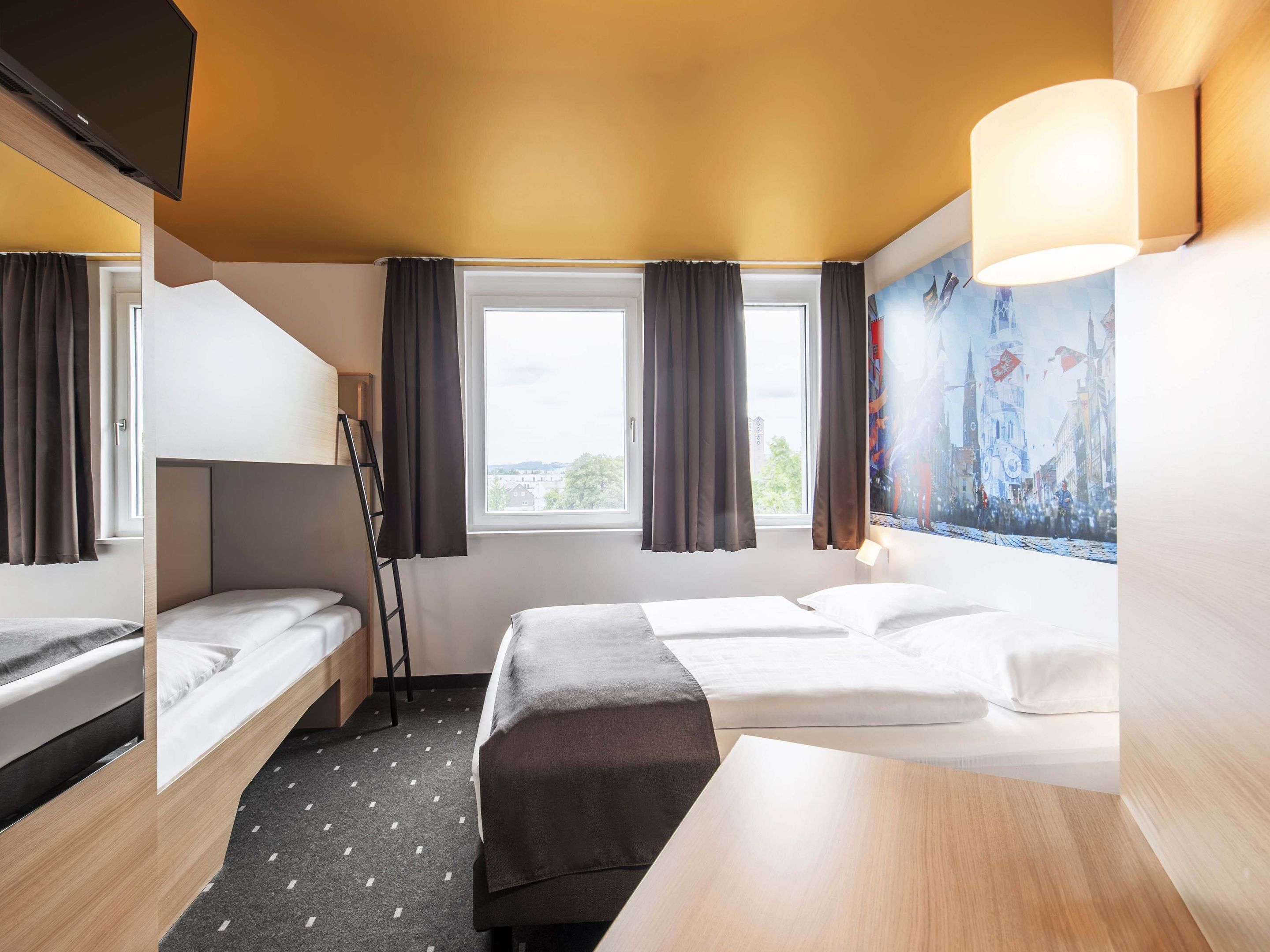 Family Room | Desk, soundproofing, free WiFi, bed sheets