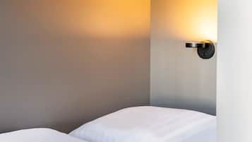Een bureau, geluiddichte muren, gratis wifi, beddengoed