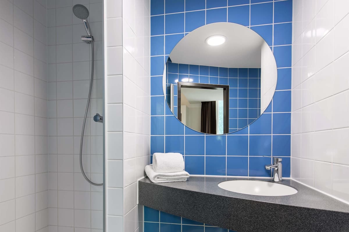 desk, soundproofing, free wifi, bed sheets