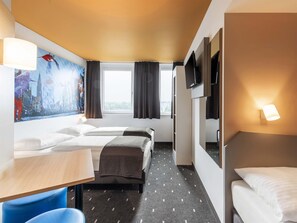 Triple Room | Desk, soundproofing, free WiFi, bed sheets