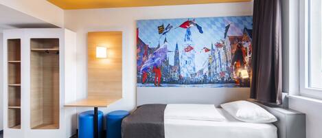 Desk, soundproofing, free WiFi, bed sheets