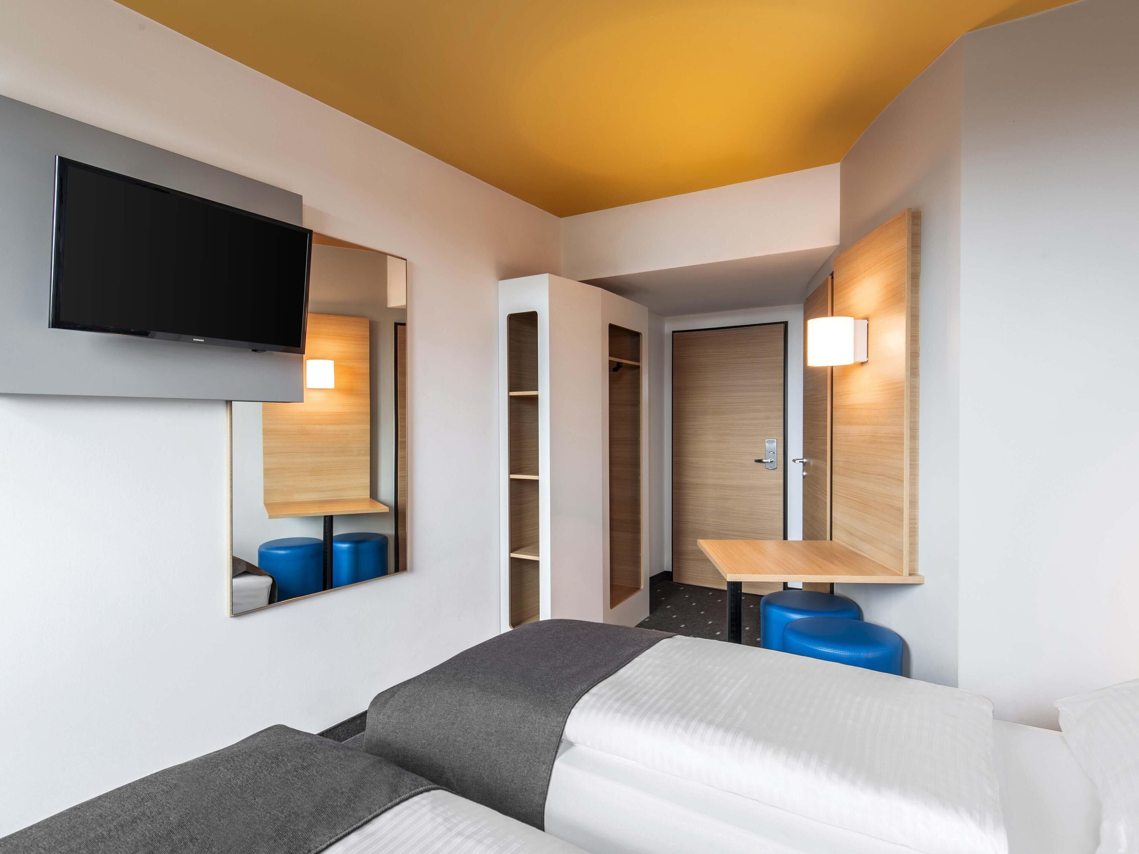 Desk, soundproofing, free WiFi, bed sheets