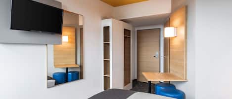 Desk, soundproofing, free WiFi, bed sheets