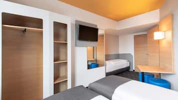 Triple Room | Desk, soundproofing, free WiFi, bed sheets