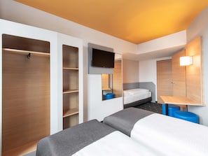 Dreibettzimmer | Schreibtisch, schallisolierte Zimmer, kostenloses WLAN, Bettwäsche