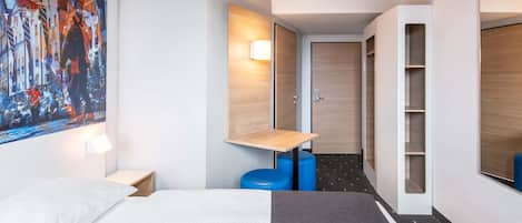 Escritorio, sistema de insonorización, wifi gratis y ropa de cama