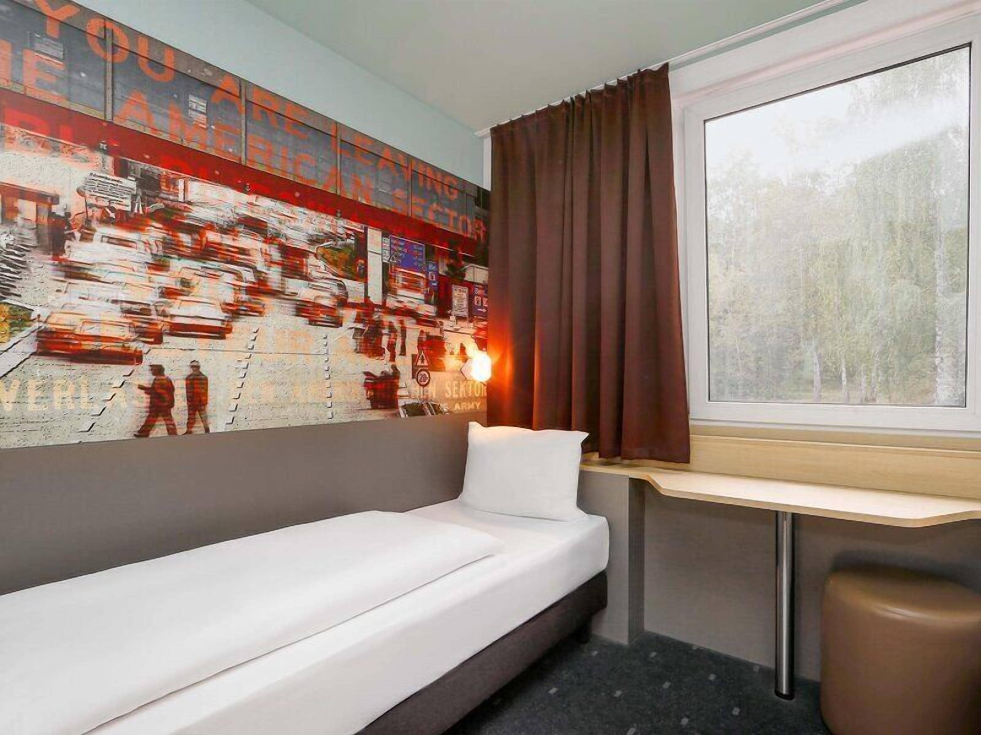 Hypo-allergenic bedding available, desk, soundproofing, WiFi (free)