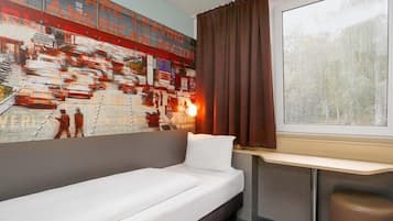 Hypo-allergenic bedding available, desk, soundproofing, WiFi (free)