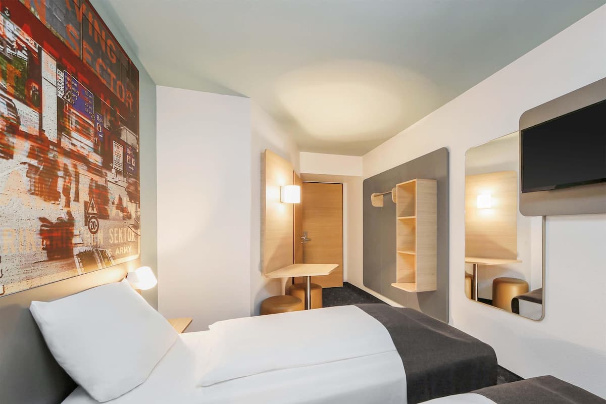 Twin kamer | Hypoallergeen beddengoed, een bureau, geluiddichte muren, gratis wifi
