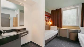 Hypo-allergenic bedding, desk, soundproofing, free WiFi