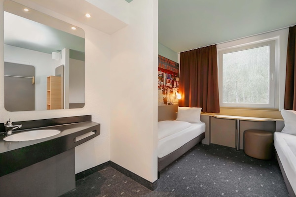 Hypo-allergenic bedding, desk, soundproofing, free WiFi