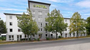 Een hotel met een modern design, met een receptie en meerdere ramen.