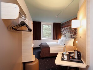 1 bedroom, hypo-allergenic bedding, desk, soundproofing