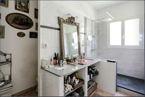 SĂšche-cheveux, serviettes fournies, papier toilette