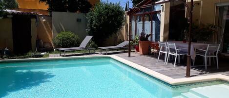 Una piscina al aire libre