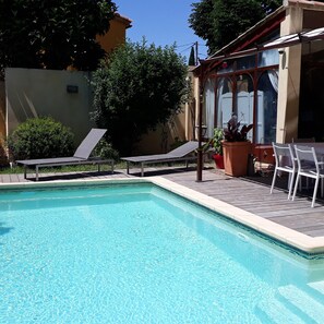 Outdoor pool - Beautiful house, carefully decorated by an antiques dealer, very quiet. (Aix-en-Provence)