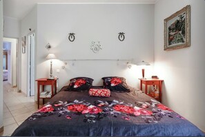 3 bedrooms, iron/ironing board, free WiFi, bed sheets - Beautiful house, carefully decorated by an antiques dealer, very quiet. (Aix-en-Provence)