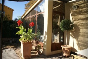 Terrace/patio - Beautiful house, carefully decorated by an antiques dealer, very quiet. (Aix-en-Provence)