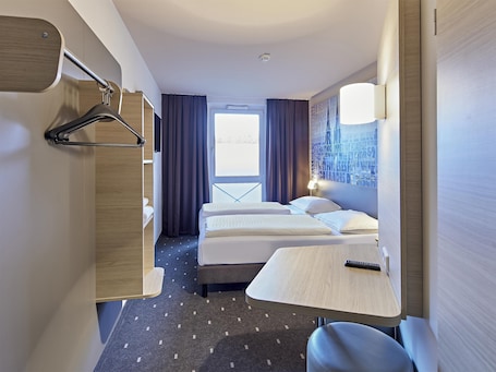 Twin Room | Hypo-allergenic bedding, desk, soundproofing, free WiFi