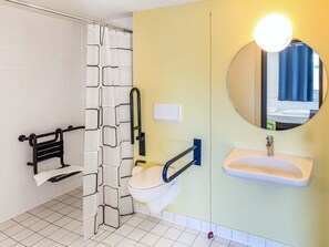 Shower, hair dryer - B&B Hotel Braunschweig-Nord (Braunschweig)