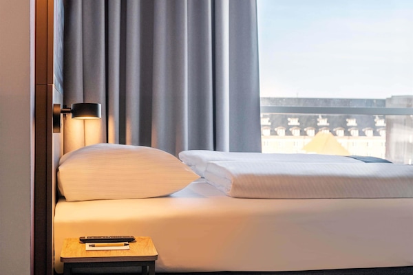 Ropa de cama hipoalergénica, escritorio y sistema de insonorización