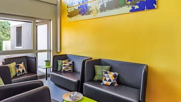 Ropa de cama hipoalergénica, escritorio, insonorización y wifi gratis