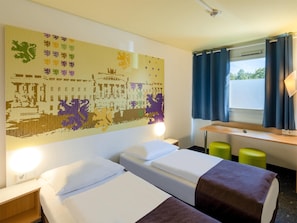 Chambre avec lits jumeaux | 1 chambre, literie hypoallergĂ©nique, bureau, systĂšme dâinsonorisation