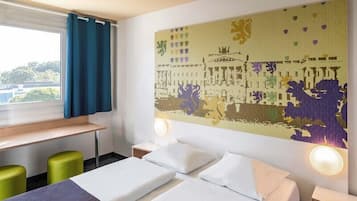 Hypo-allergenic bedding available, desk, soundproofing, WiFi (free)