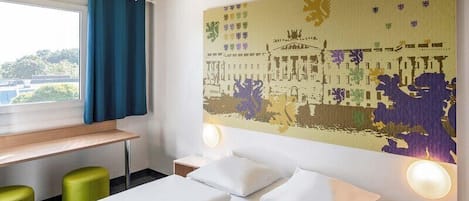 Hypo-allergenic bedding available, desk, soundproofing, WiFi (free)