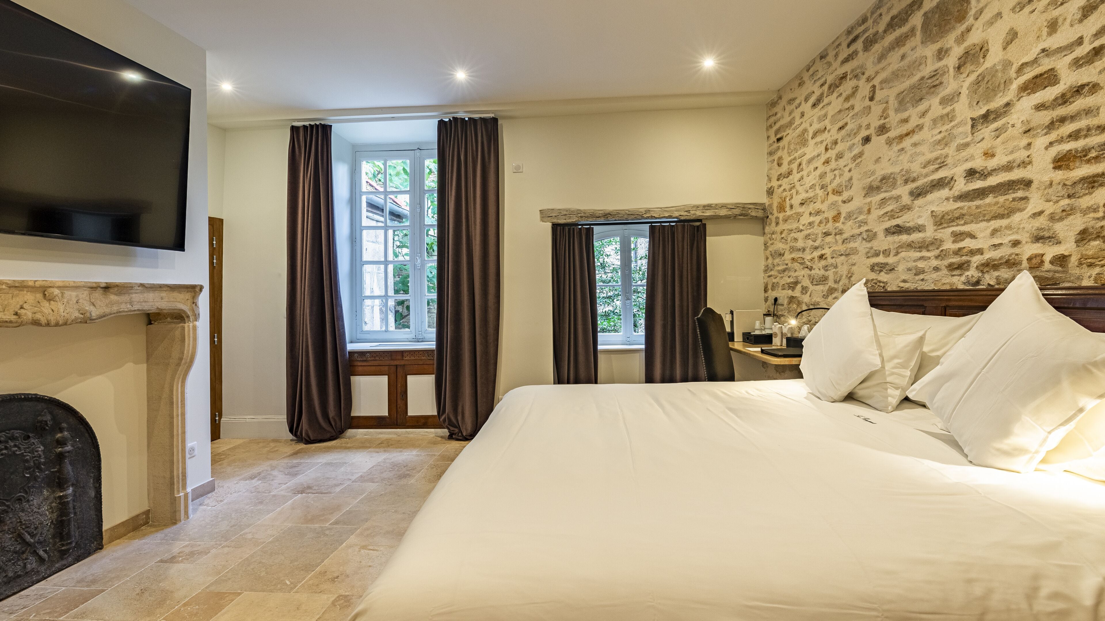 deluxe room | 1 bedroom, minibar, individually decorated, individually furnished