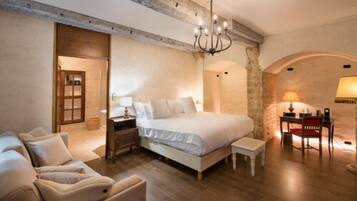 Juniorsvit | Minibar, individuell inredning, unika möbler och ljudisolering