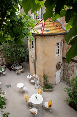 Courtyard view - Les Remparts Hôtels et Demeures Historiques (Beaune)