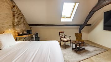 Habitación junior | 1 dormitorio, minibar, decoración individual y mobiliario individual