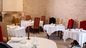 فطور كامل يوميًا بتكلفة قدرها (25 EUR للشخص)