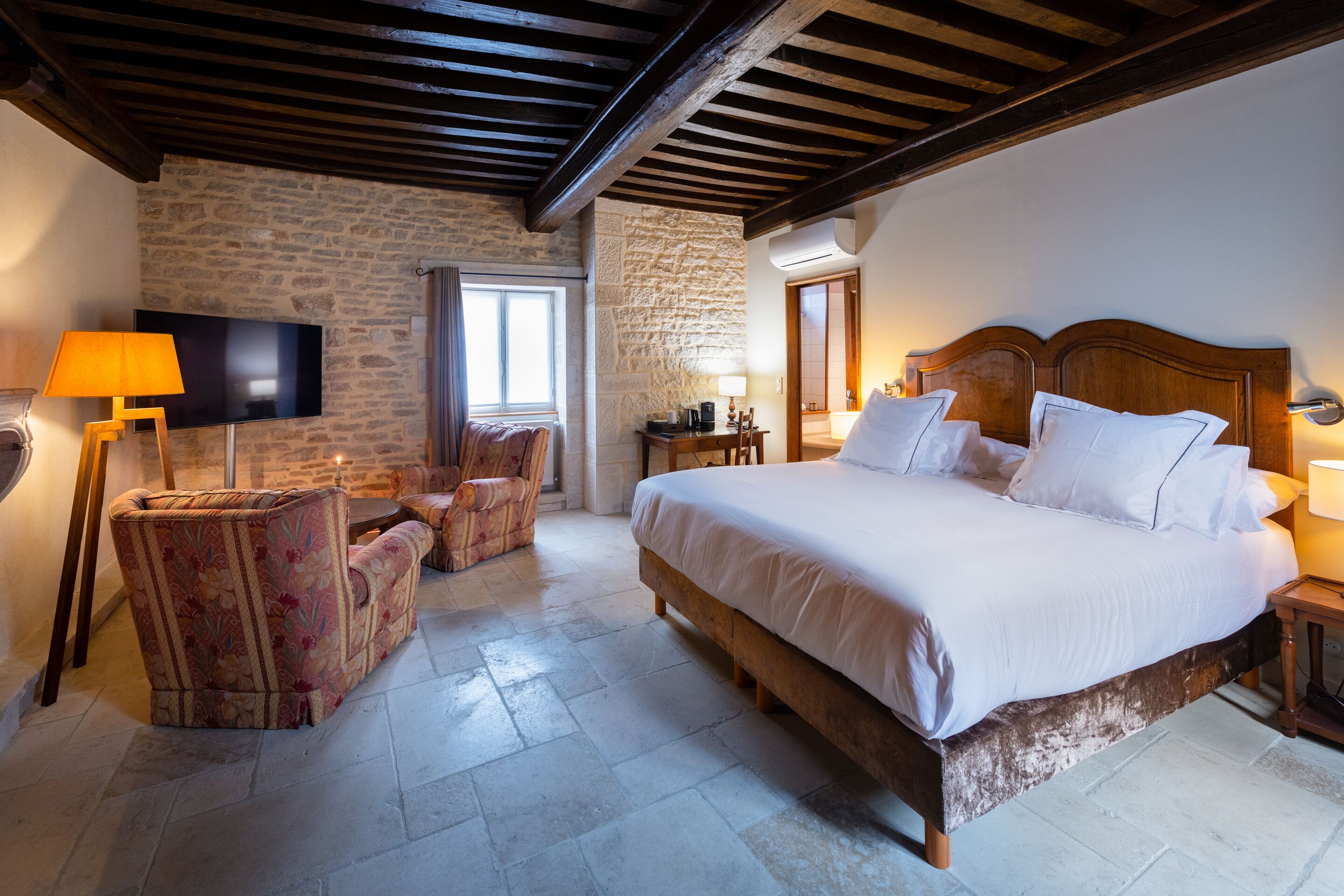 deluxe room | 1 bedroom, minibar, individually decorated, individually furnished