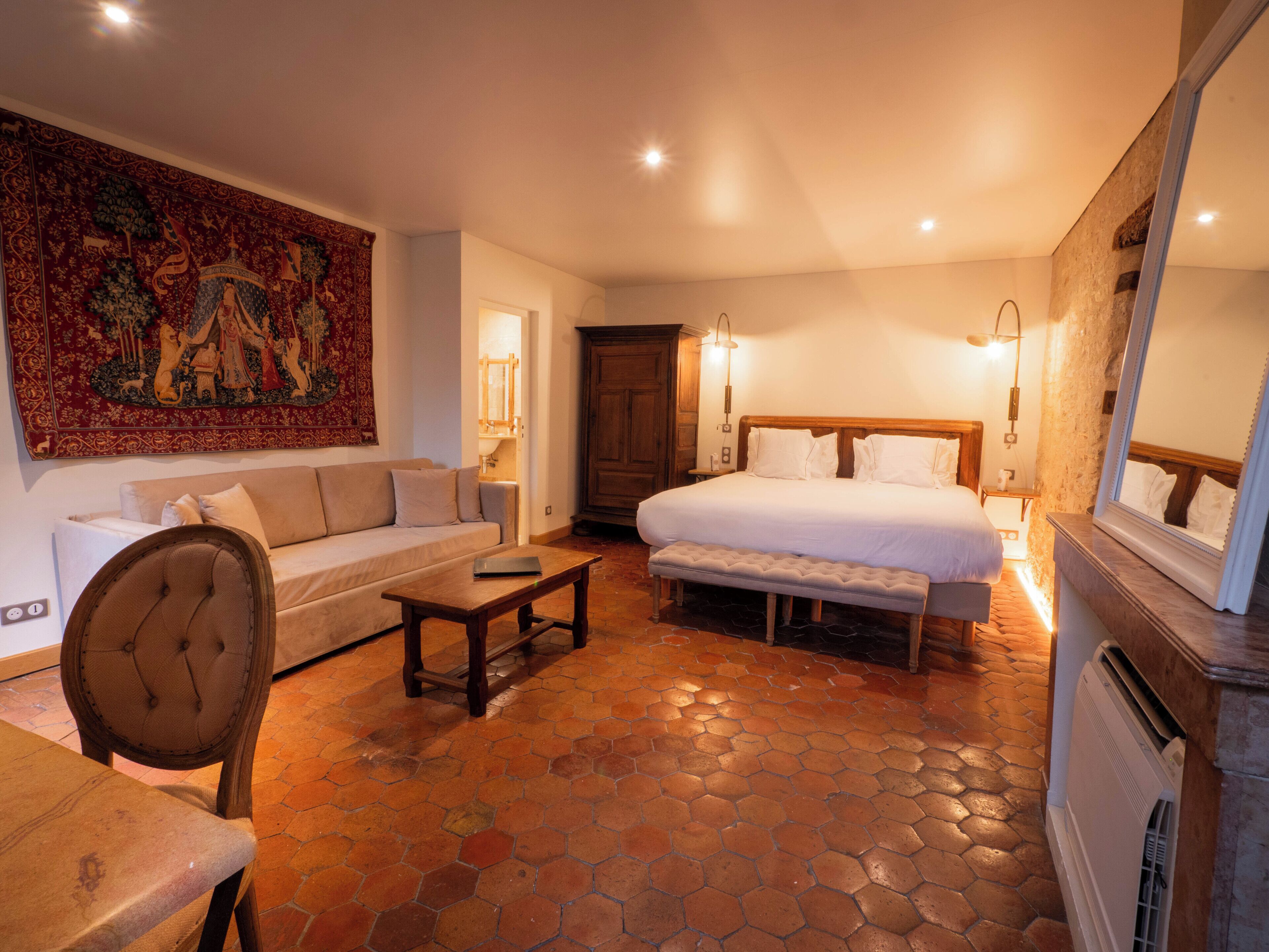 Junior Suite | Minibar, individually decorated, individually furnished, soundproofing