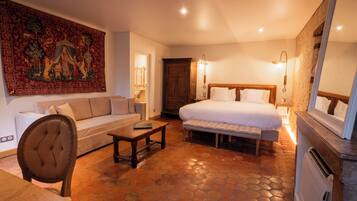 Junior Suite | Minibar, individually decorated, individually furnished, soundproofing