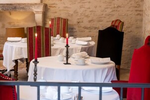 Petit déjeuner complet (25 EUR par personne)