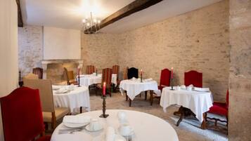 Se ofrece un desayuno completo (25 EUR por persona)