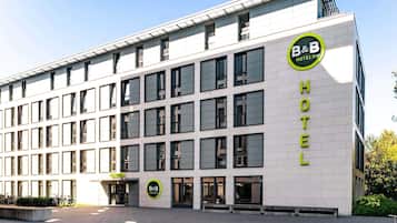 Un moderno edificio de hotel con un llamativo letrero de 'B&B Hotels' en la fachada.