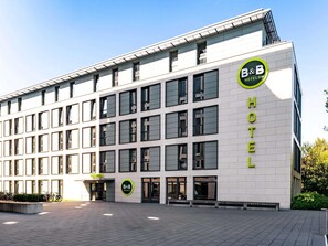 A modern hotel building with a prominent 'B&B Hotels' sign on the facade. - B&B Hotel Braunschweig-City (Braunschweig)
