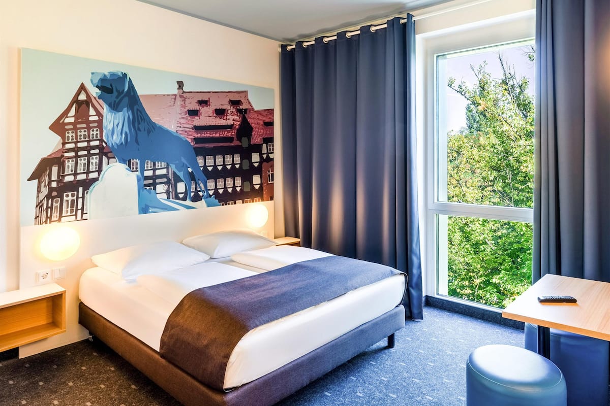 Camera quadrupla | 1 camera, biancheria da letto ipoallergenica, una scrivania