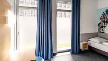 Ropa de cama hipoalergénica, escritorio, wifi gratis y ropa de cama